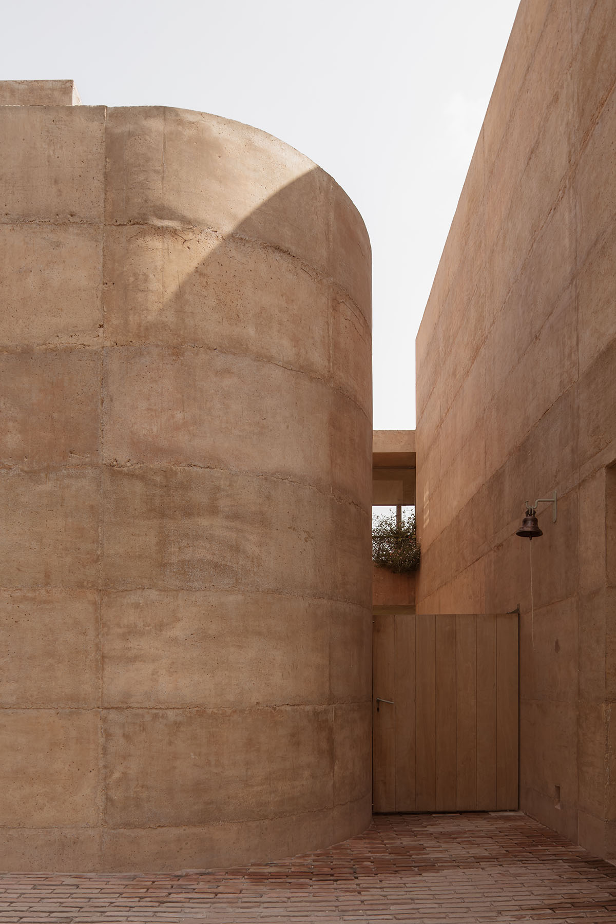 Casa Tejocote features intertwined volumes with pigmented concrete and tepetate colors in Mexico
