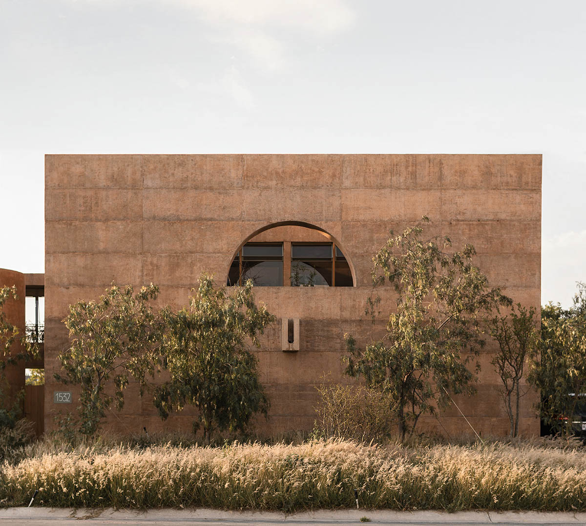 Casa Tejocote features intertwined volumes with pigmented concrete and tepetate colors in Mexico