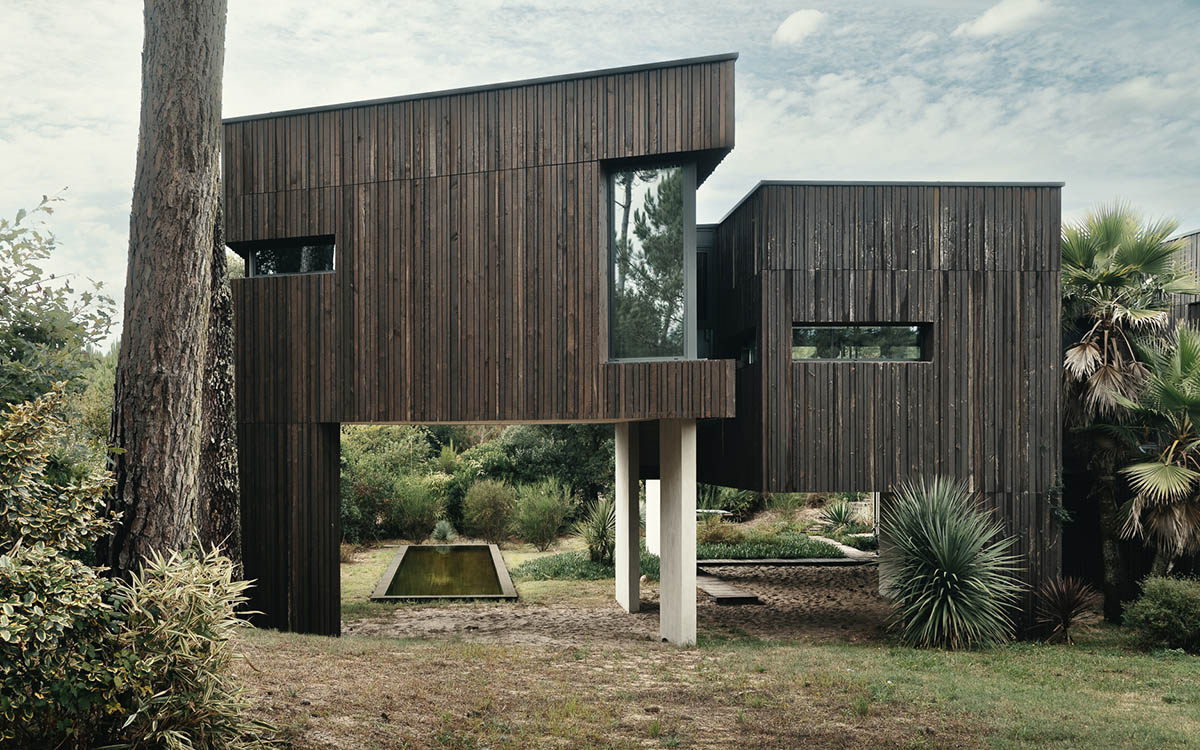 Maud Caubet Architectes built an elevated house creating a contrast in the forest in Landes