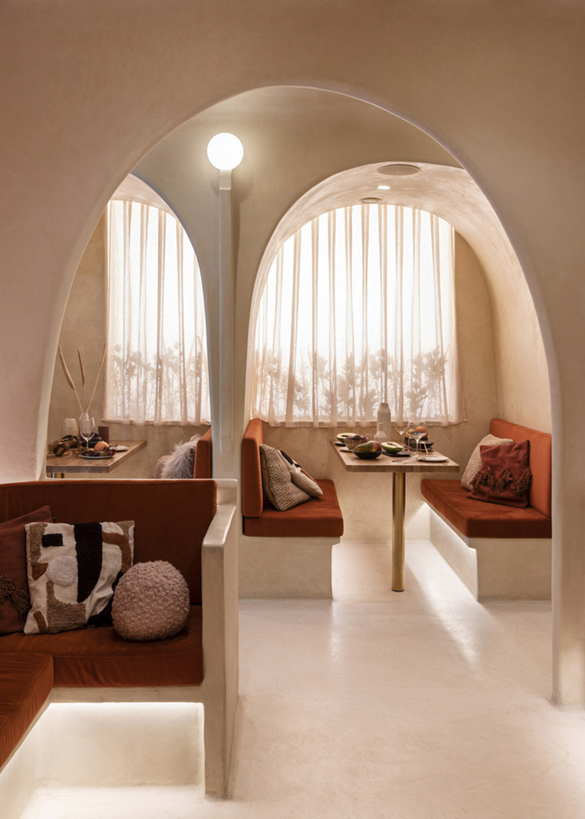 Cave-like corners with pinkish colors create intimate atmosphere in this restaurant by Masquespacio