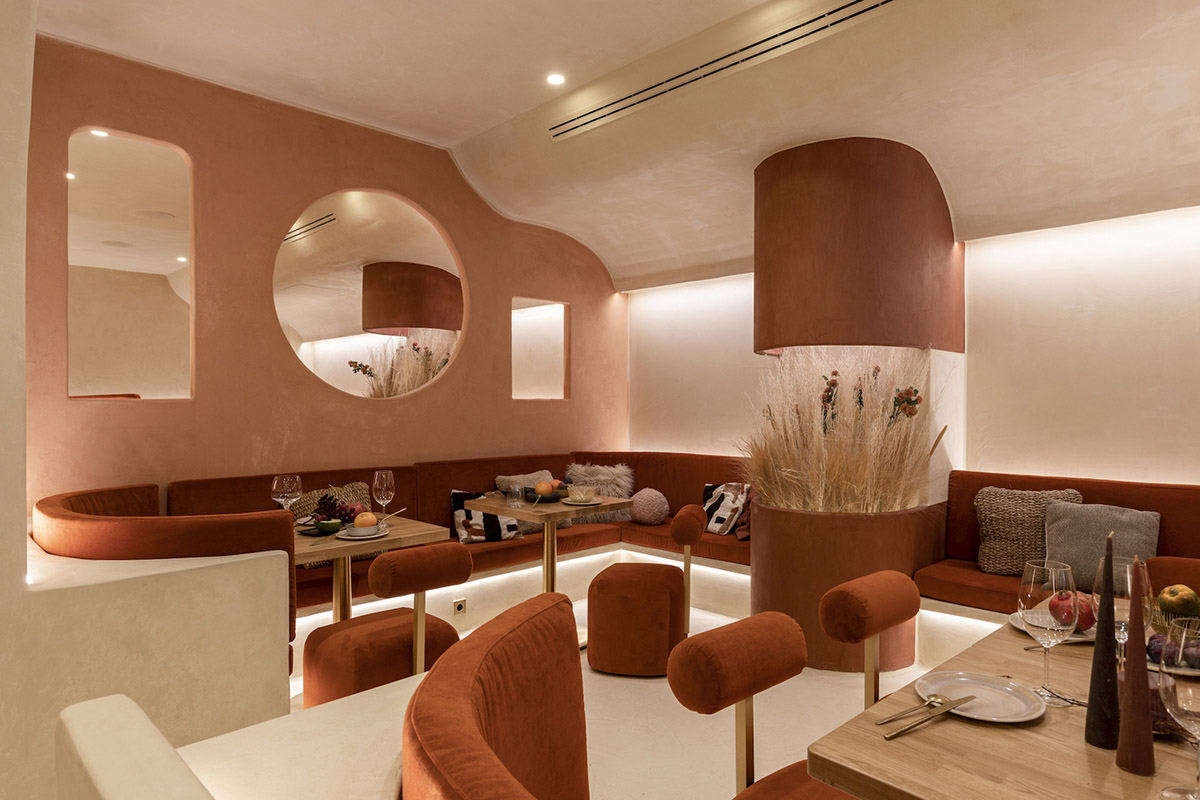 Cave-like corners with pinkish colors create intimate atmosphere in this restaurant by Masquespacio