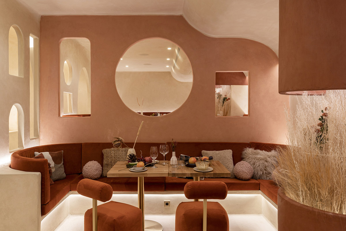 Cave-like corners with pinkish colors create intimate atmosphere in this restaurant by Masquespacio
