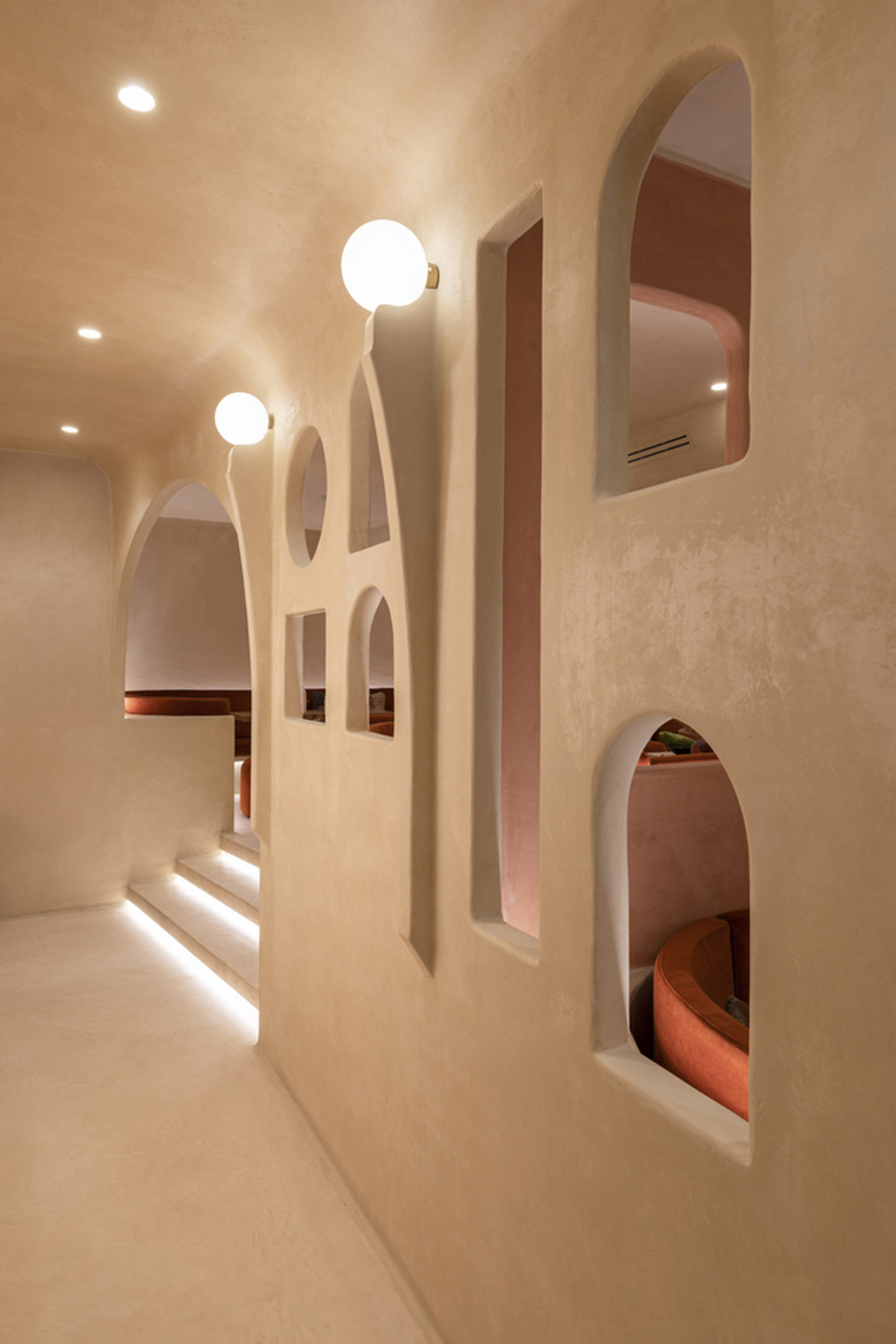 Cave-like corners with pinkish colors create intimate atmosphere in this restaurant by Masquespacio