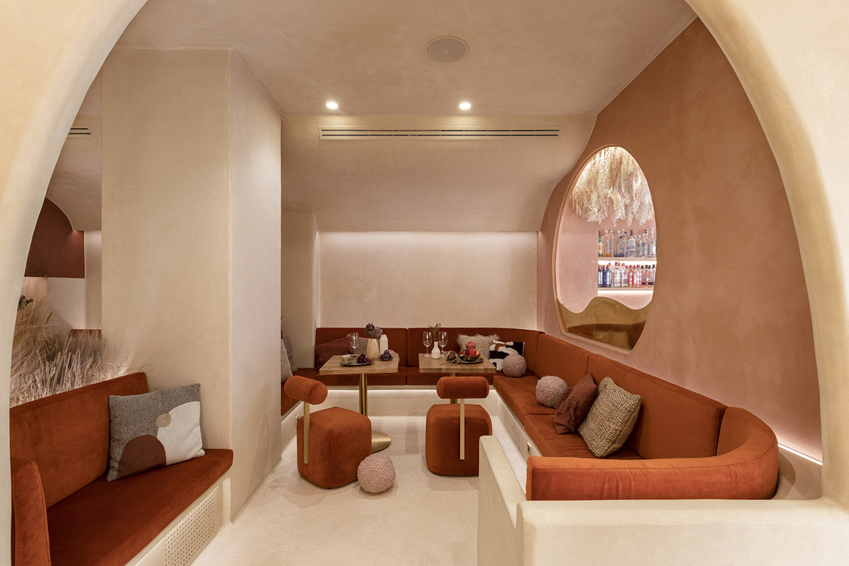 Cave-like corners with pinkish colors create intimate atmosphere in this restaurant by Masquespacio