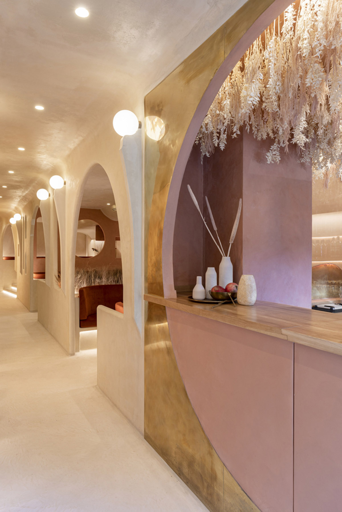 Cave-like corners with pinkish colors create intimate atmosphere in this restaurant by Masquespacio