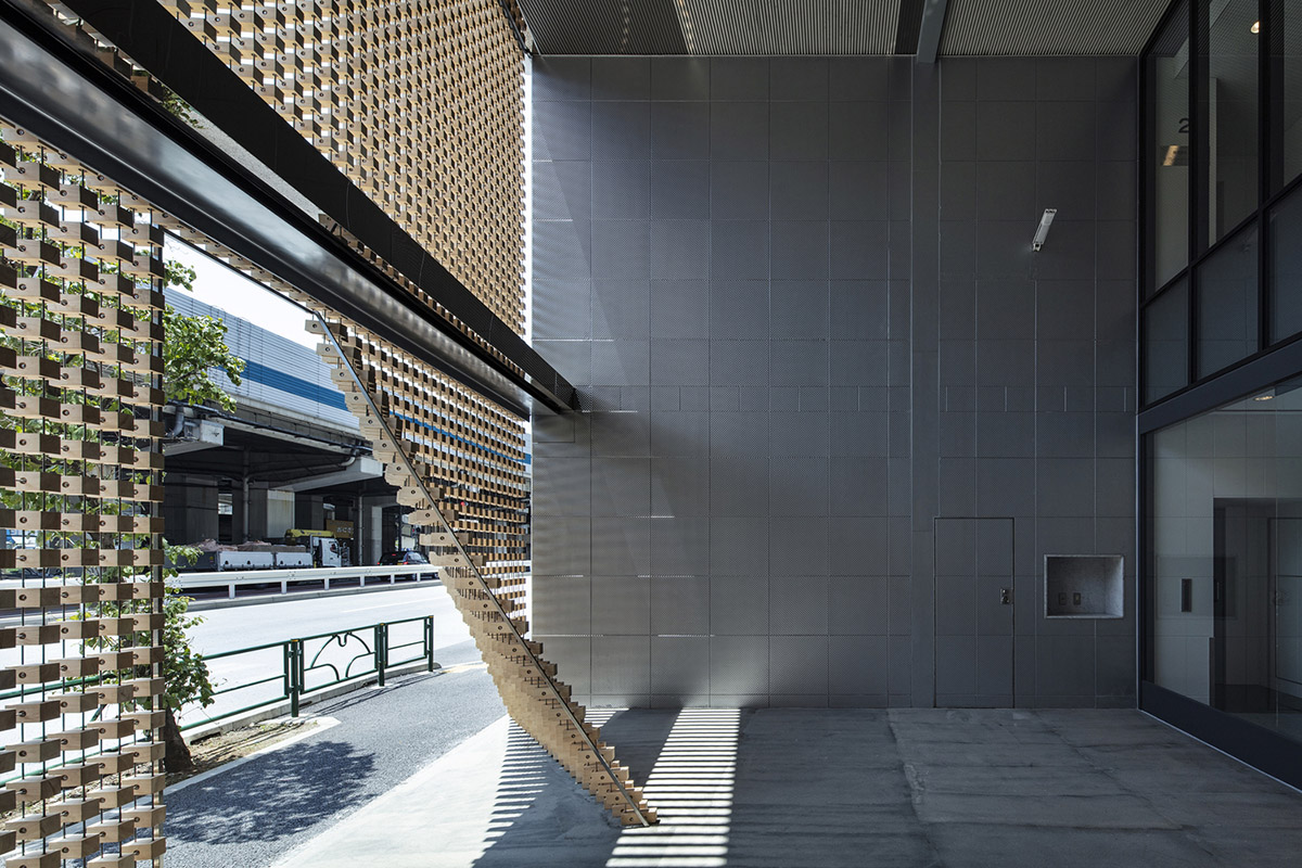 Tsukagoshi Miyashita Sekkei designs lumber curtain creating dotted façade in Japan