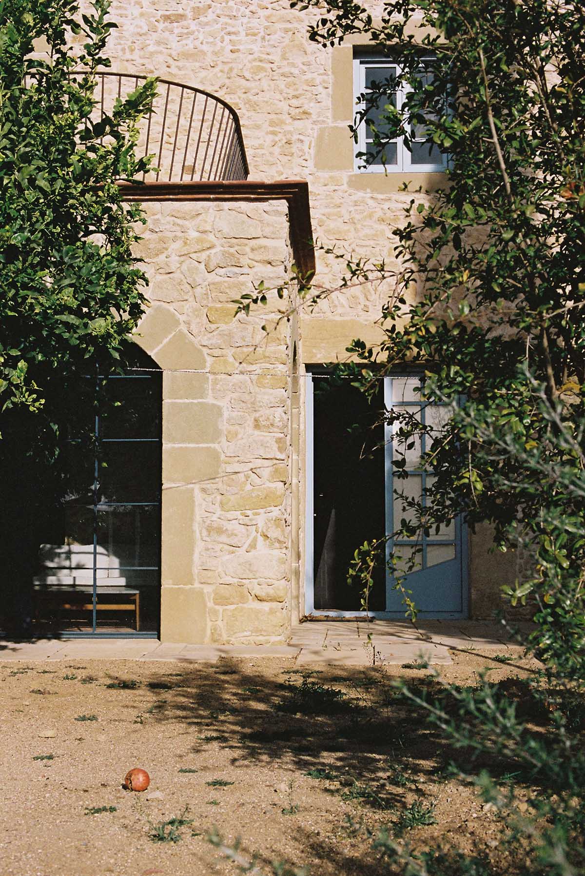 MACH Arquitectos renovates low-lying traditional house in the charming village of Pals, Spain 