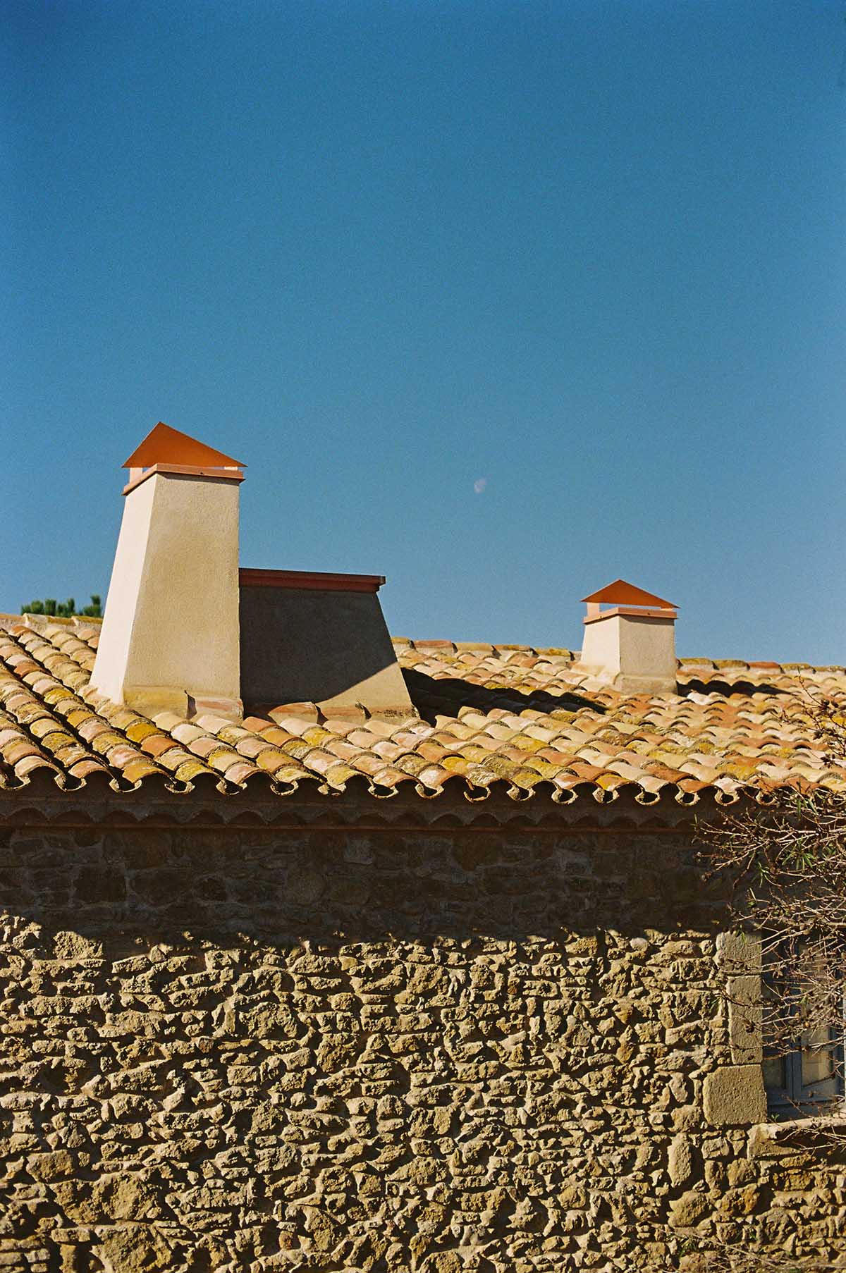 MACH Arquitectos renovates low-lying traditional house in the charming village of Pals, Spain 