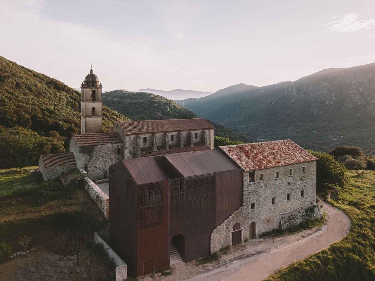 Amelia Tavella Architectes extends historic convent with copper structure in France