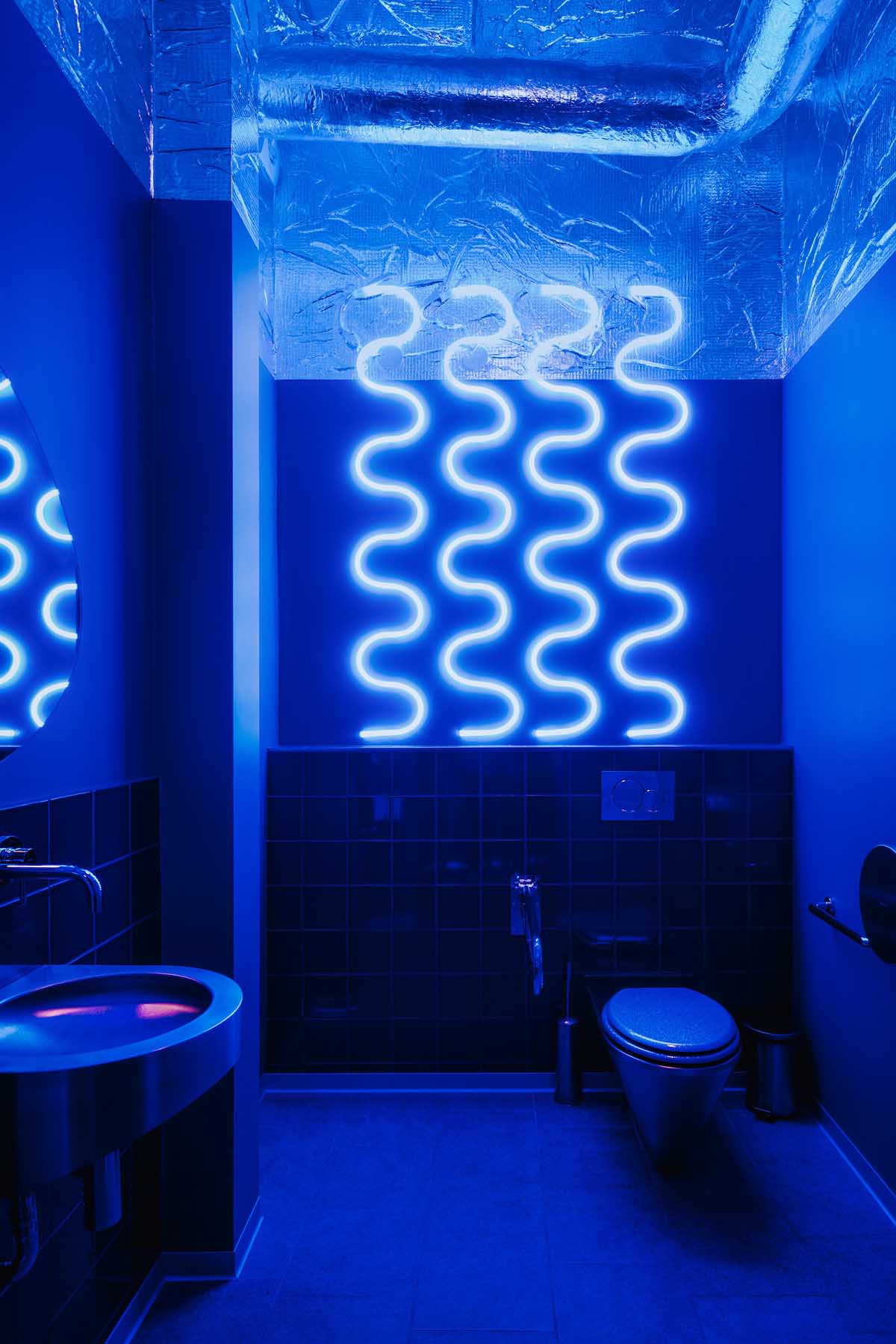 Znamy sie completes a coastal-inspired patisserie in Warsaw