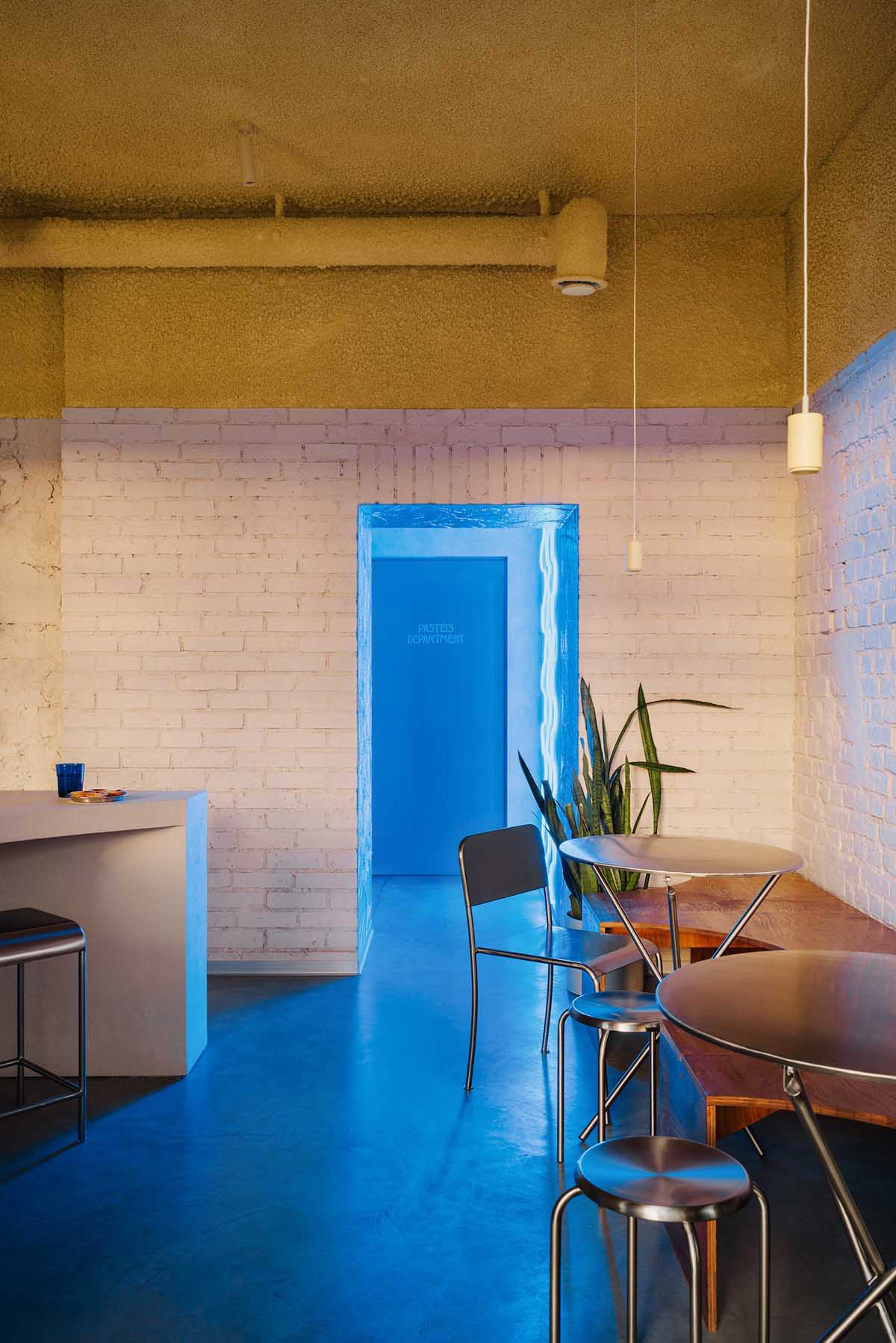 Znamy sie completes a coastal-inspired patisserie in Warsaw