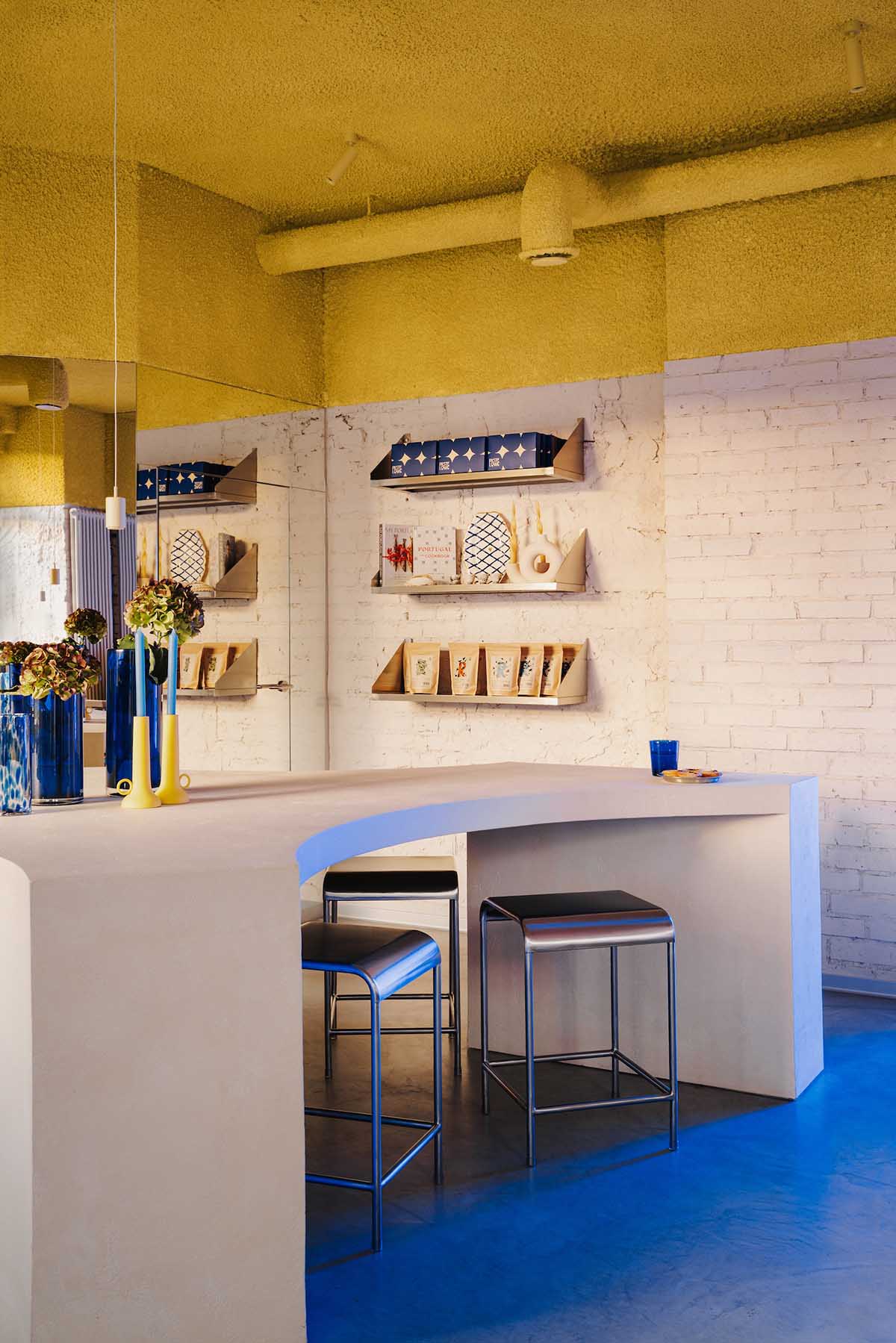 Znamy sie completes a coastal-inspired patisserie in Warsaw