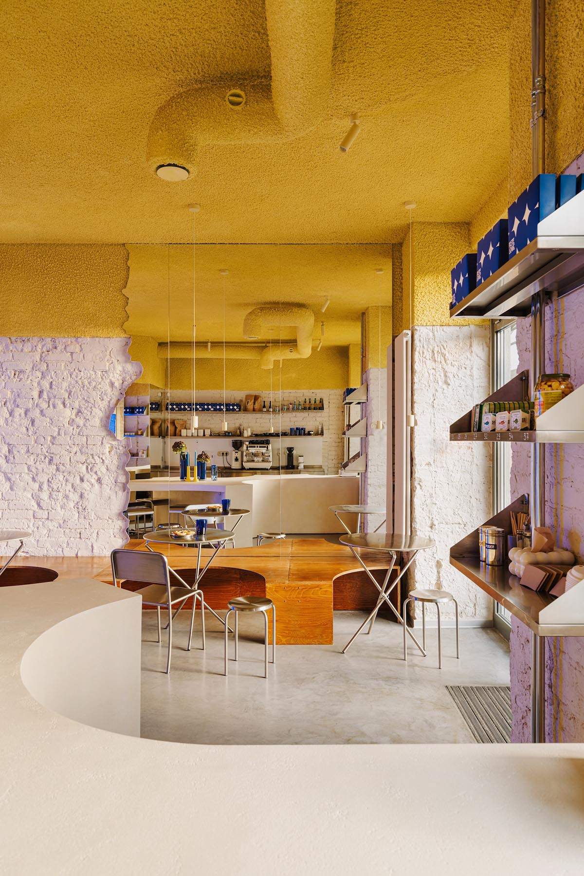 Znamy sie completes a coastal-inspired patisserie in Warsaw