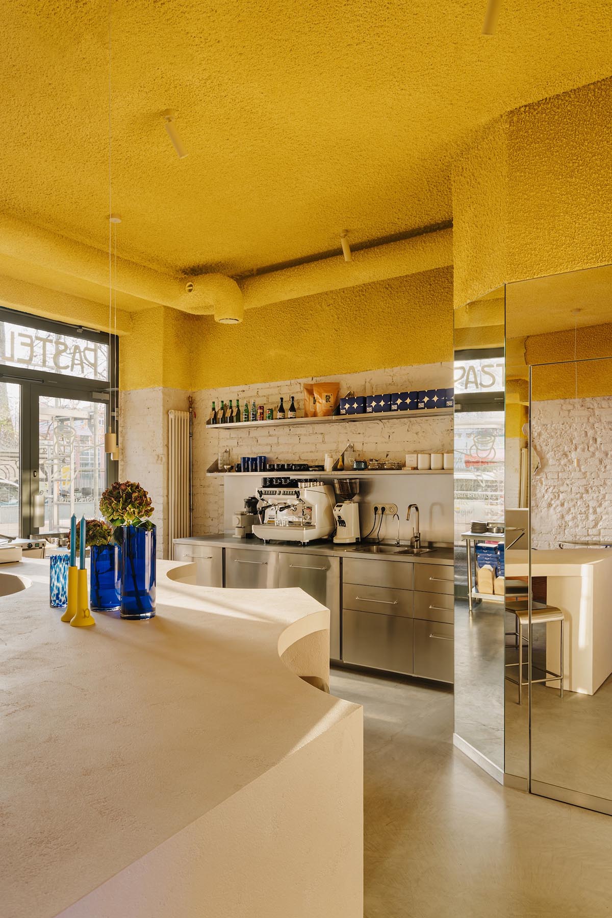 Znamy sie completes a coastal-inspired patisserie in Warsaw