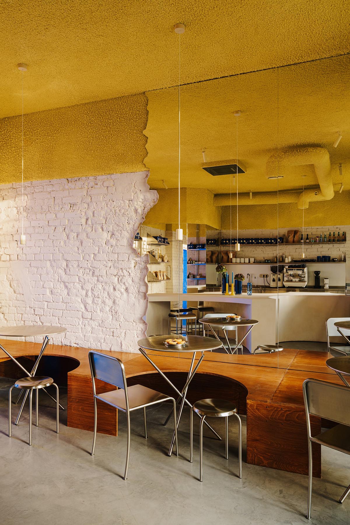 Znamy sie completes a coastal-inspired patisserie in Warsaw