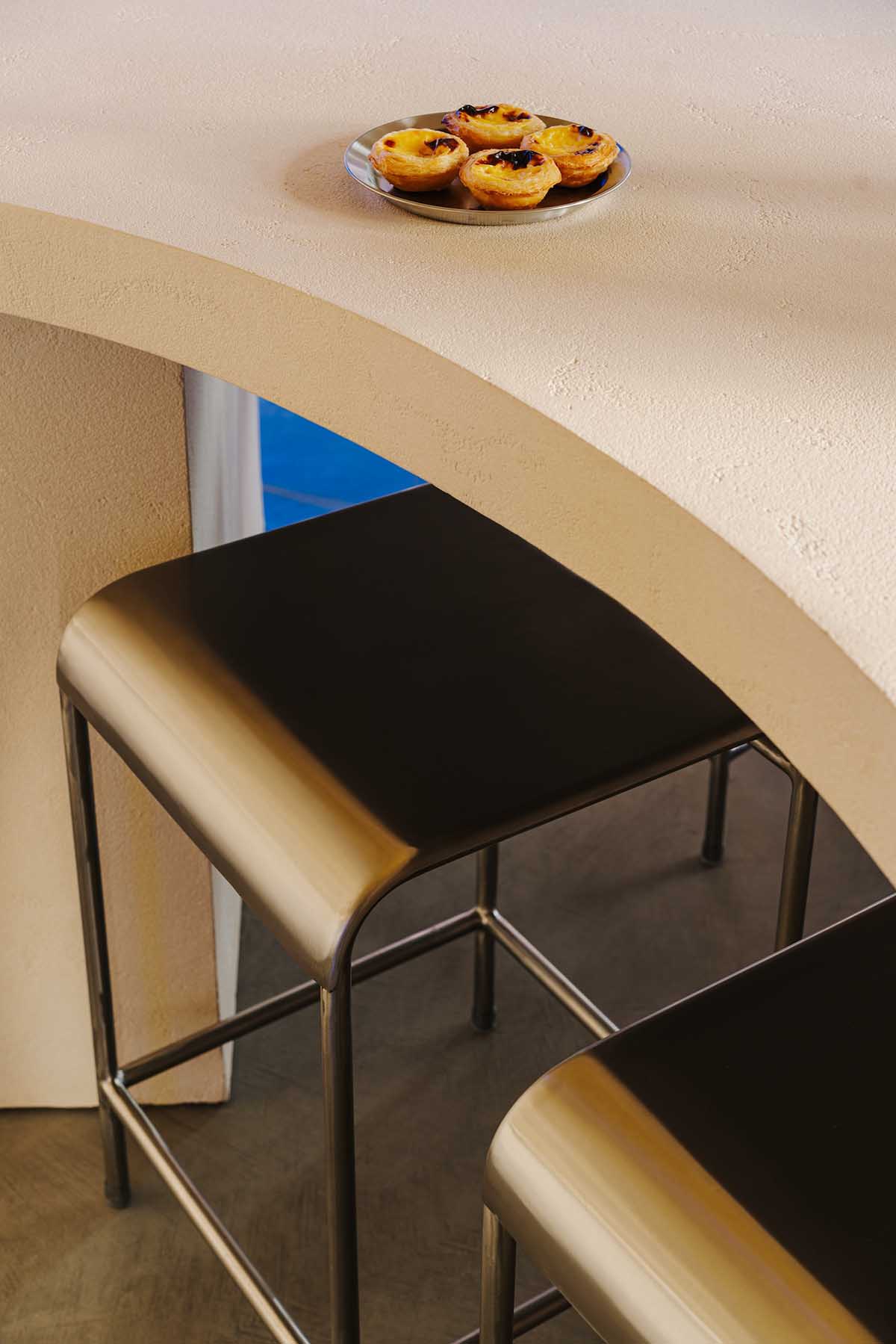 Znamy sie completes a coastal-inspired patisserie in Warsaw