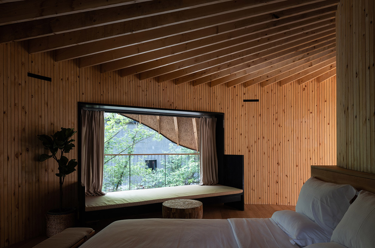 MONOARCHI built villa hotel with curvaceous roof in a lush green of Zhejiang