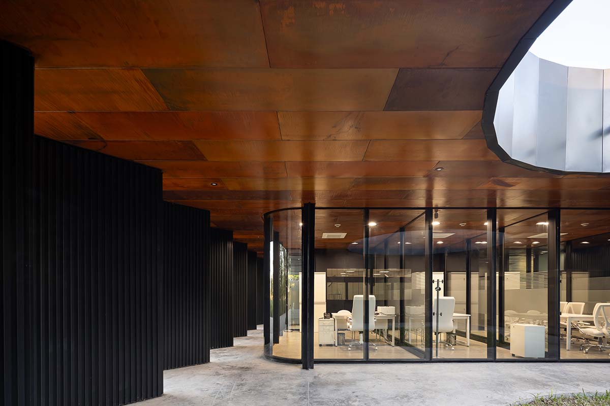 The morgue is designed with a horizontal line that aligns with the large flat roof in Argentina