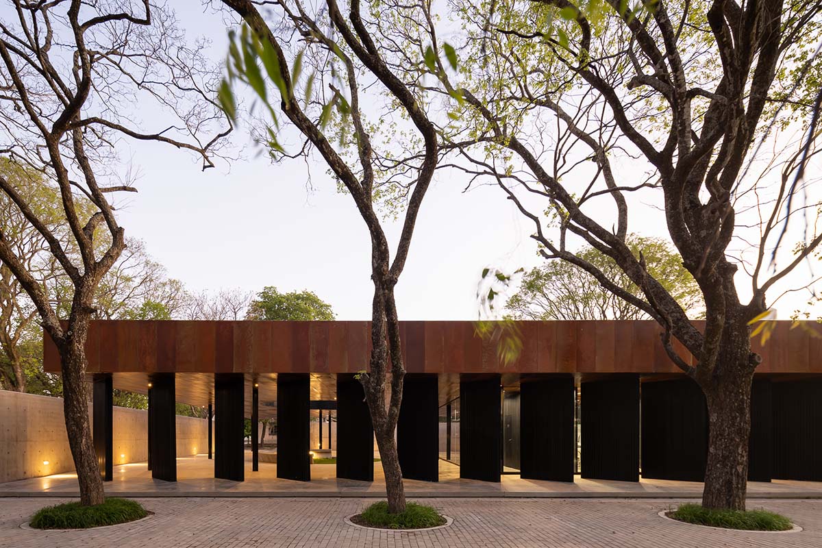 The morgue is designed with a horizontal line that aligns with the large flat roof in Argentina