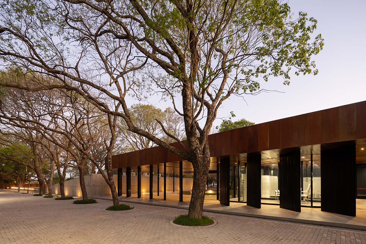 The morgue is designed with a horizontal line that aligns with the large flat roof in Argentina