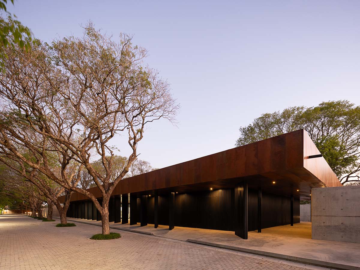 The morgue is designed with a horizontal line that aligns with the large flat roof in Argentina
