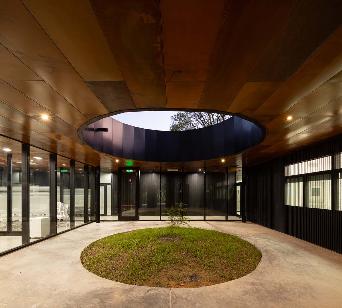 The morgue is designed with a horizontal line that aligns with the large flat roof in Argentina