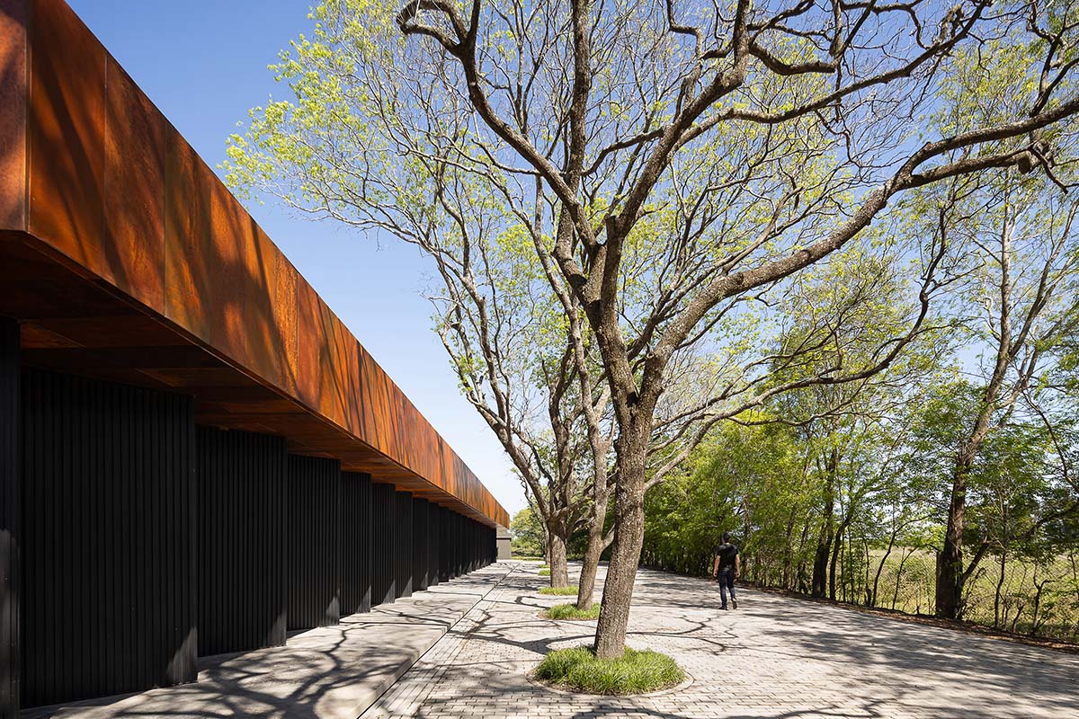 The morgue is designed with a horizontal line that aligns with the large flat roof in Argentina