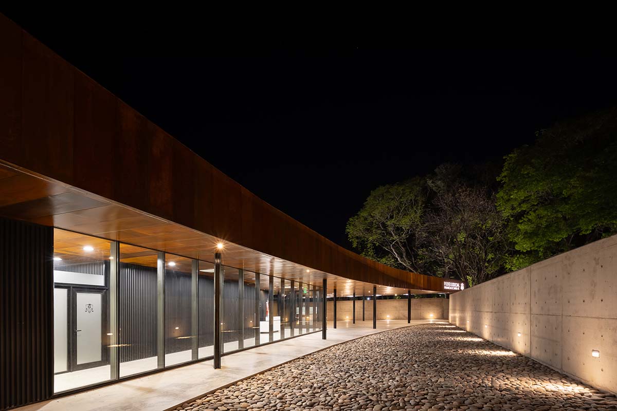 The morgue is designed with a horizontal line that aligns with the large flat roof in Argentina