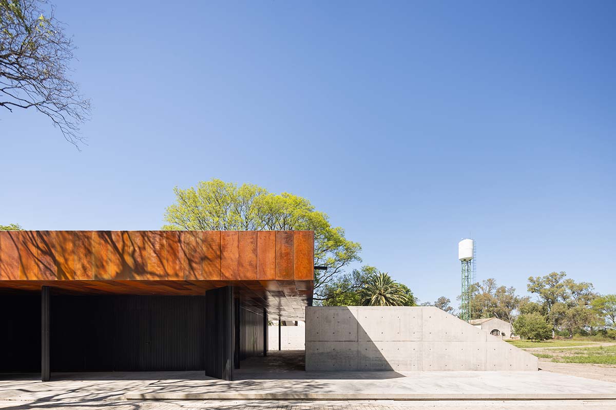 The morgue is designed with a horizontal line that aligns with the large flat roof in Argentina