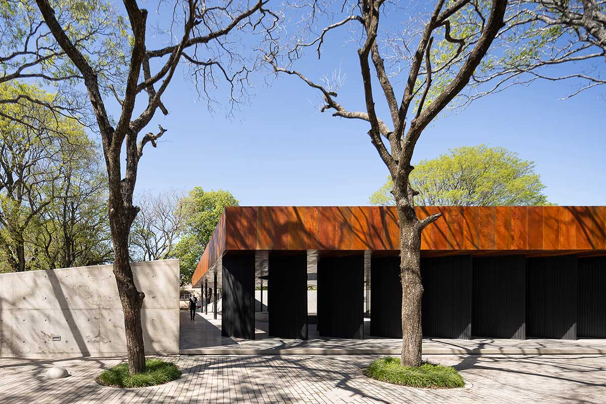 The morgue is designed with a horizontal line that aligns with the large flat roof in Argentina