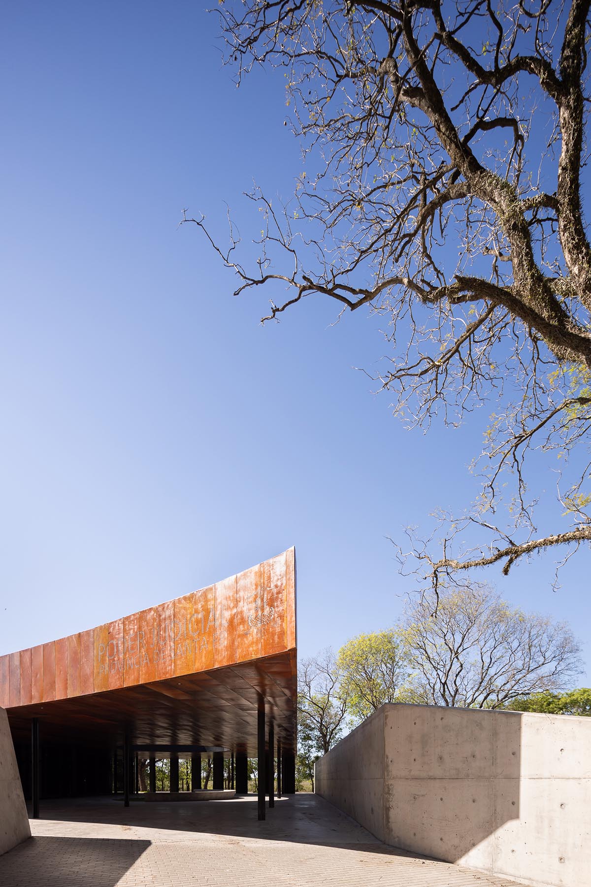 The morgue is designed with a horizontal line that aligns with the large flat roof in Argentina