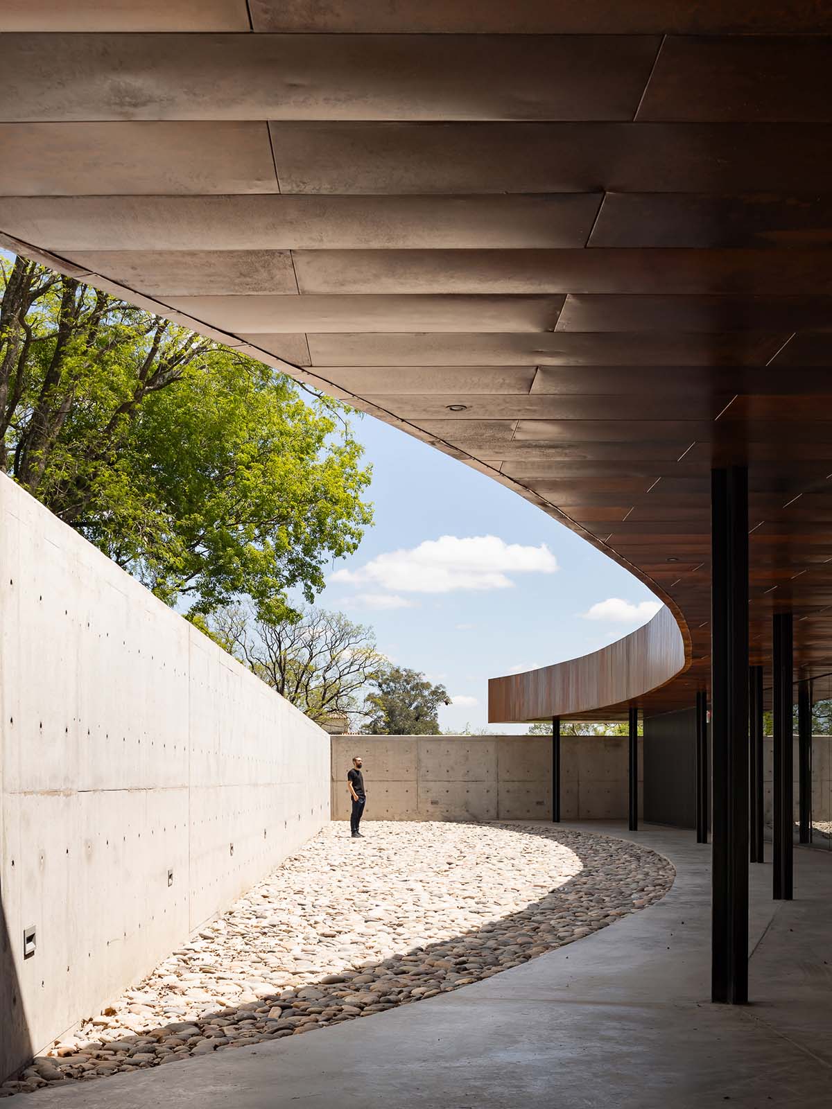 The morgue is designed with a horizontal line that aligns with the large flat roof in Argentina