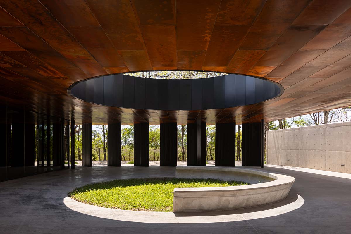 The morgue is designed with a horizontal line that aligns with the large flat roof in Argentina