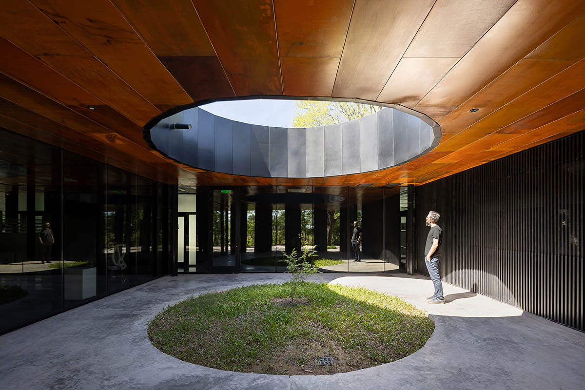 The morgue is designed with a horizontal line that aligns with the large flat roof in Argentina