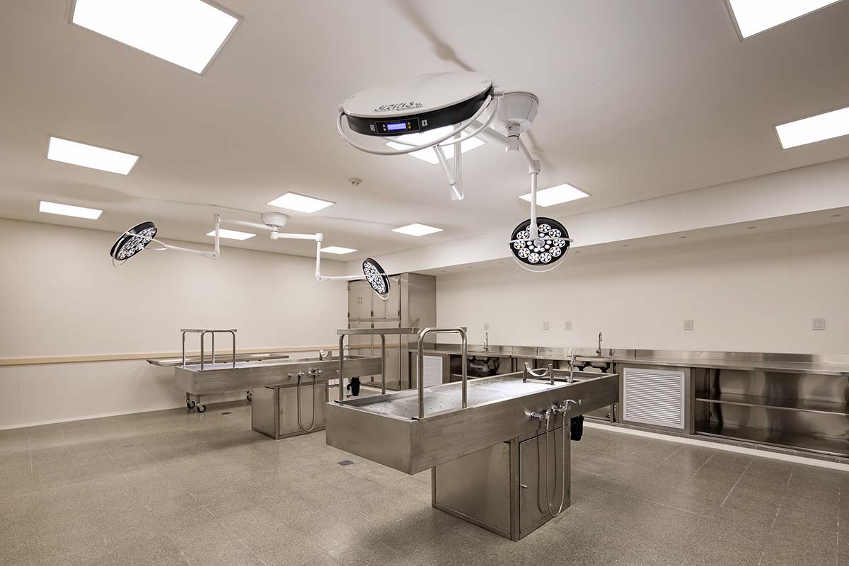 The morgue is designed with a horizontal line that aligns with the large flat roof in Argentina