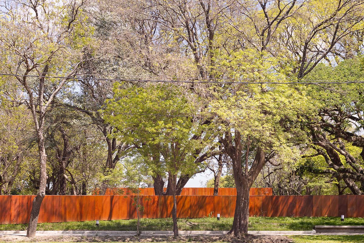 The morgue is designed with a horizontal line that aligns with the large flat roof in Argentina