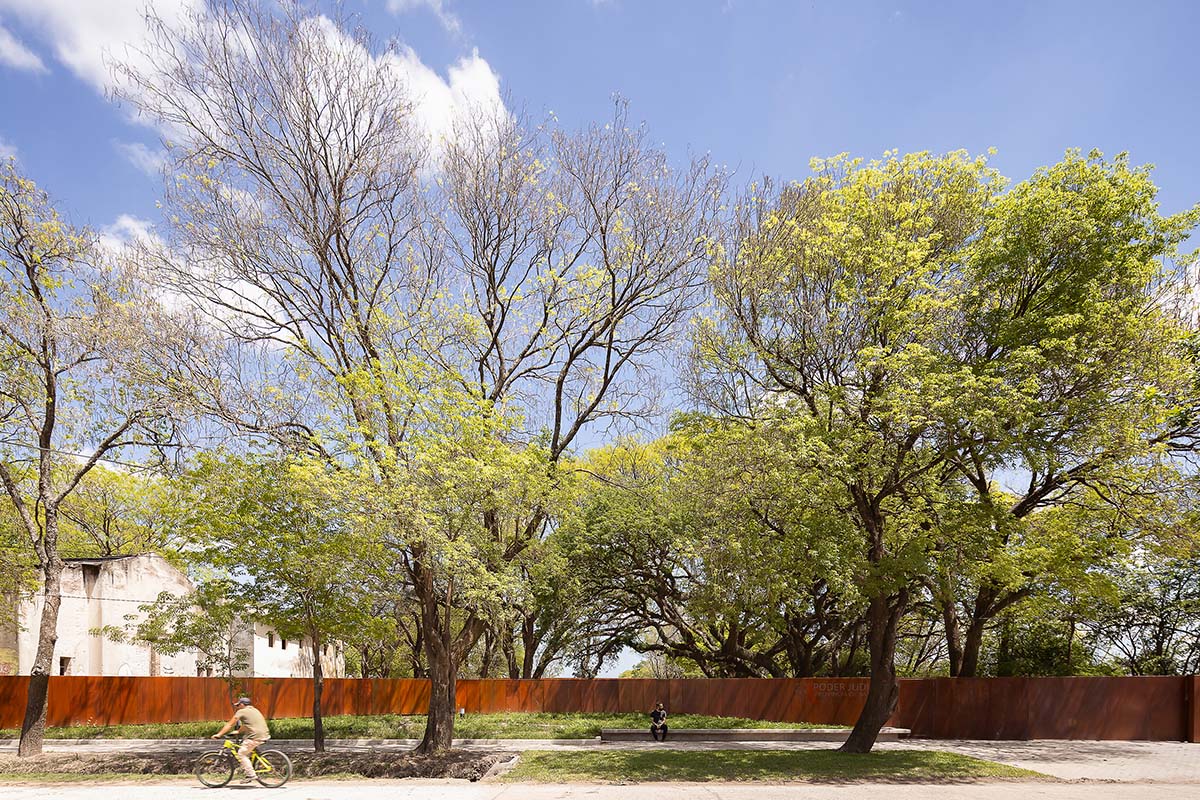 The morgue is designed with a horizontal line that aligns with the large flat roof in Argentina