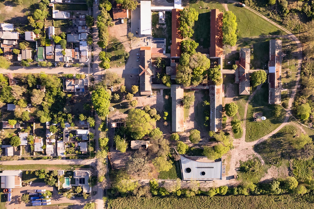 The morgue is designed with a horizontal line that aligns with the large flat roof in Argentina