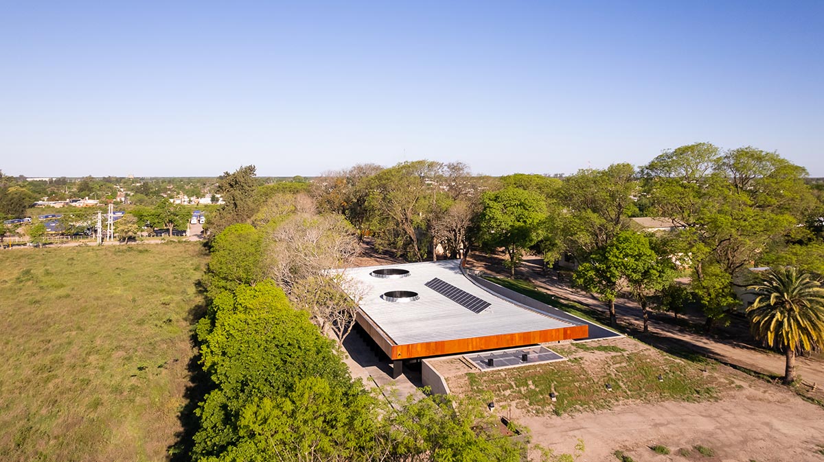 The morgue is designed with a horizontal line that aligns with the large flat roof in Argentina