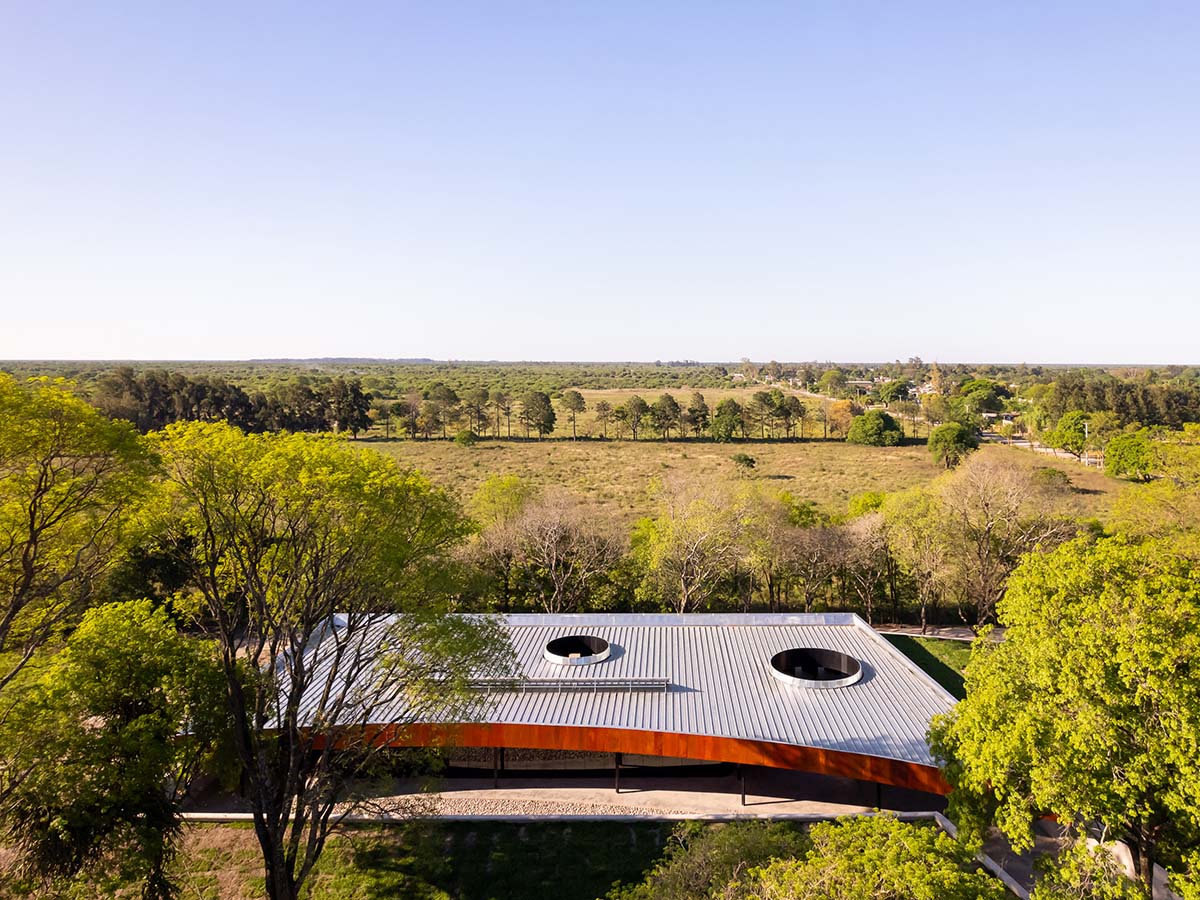 The morgue is designed with a horizontal line that aligns with the large flat roof in Argentina