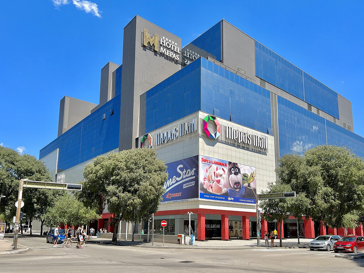 Reflecting Panels: A Critical Review on Ethics in Architecture