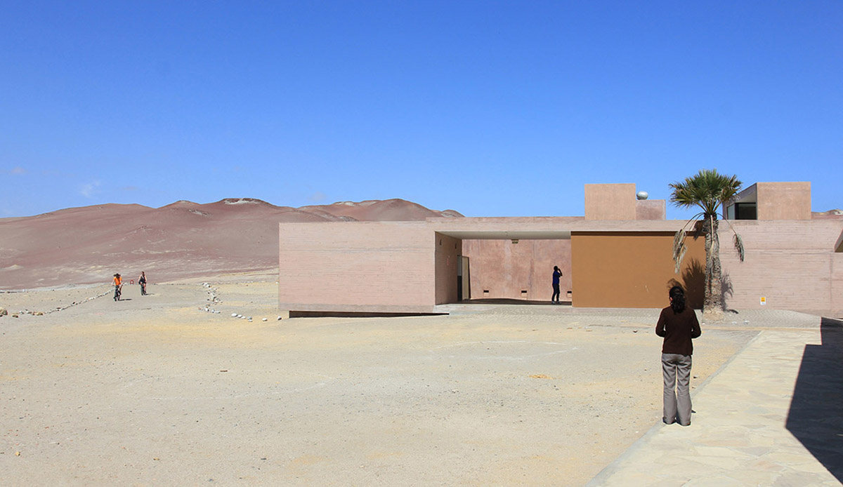 Barclay & Crousse delicately replaces old museum with red-pigmented volumes on Peruvian desert