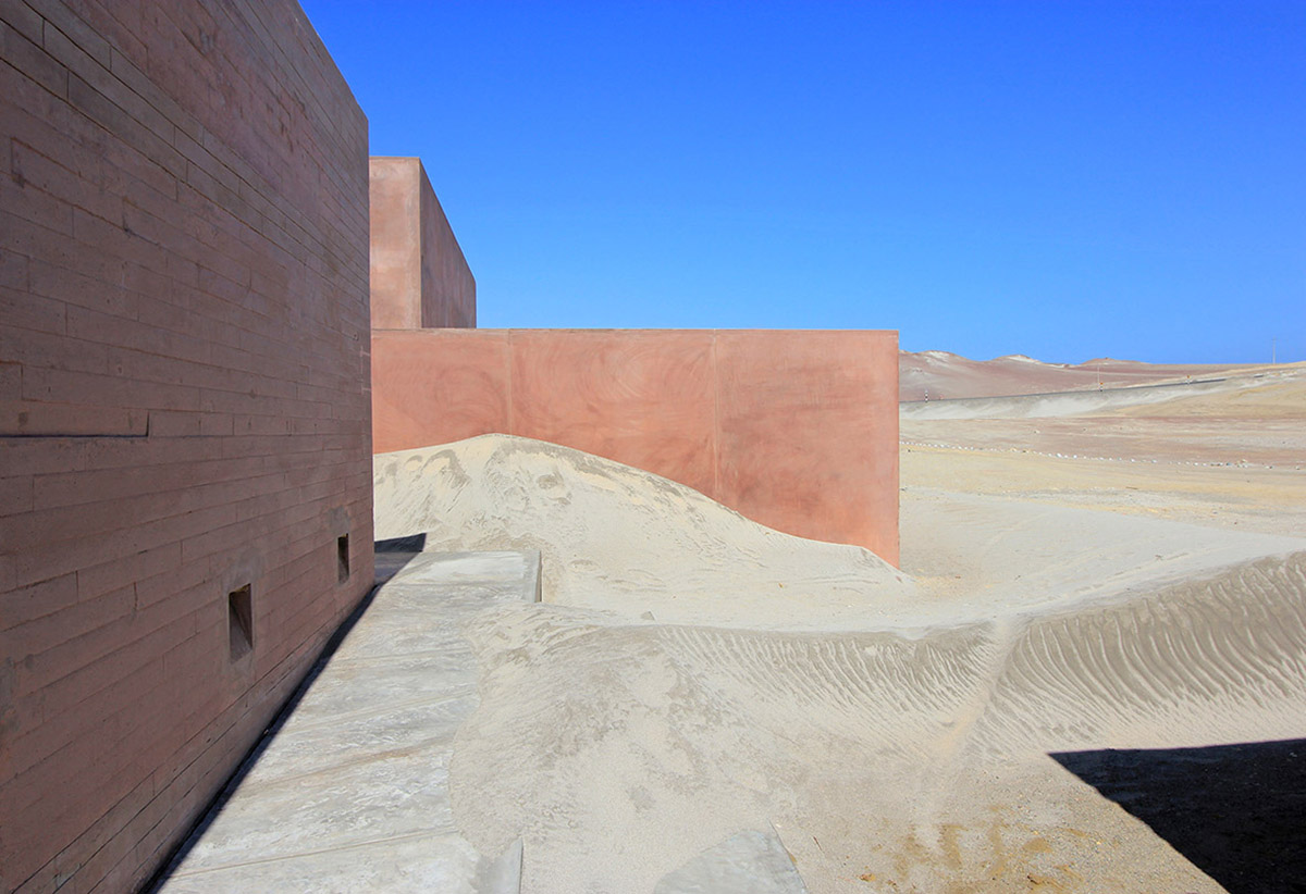 Barclay & Crousse delicately replaces old museum with red-pigmented volumes on Peruvian desert