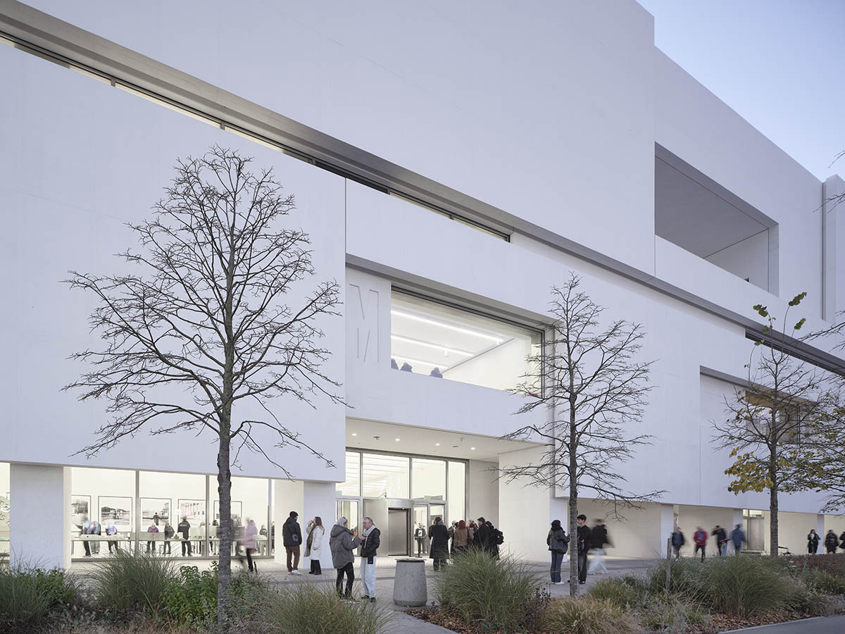 The Museum of Modern Art in Warsaw acts as 