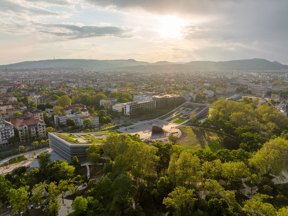 Museum of Ethnography by NAPUR Architect features curving volumes and walkable roof in Budapest