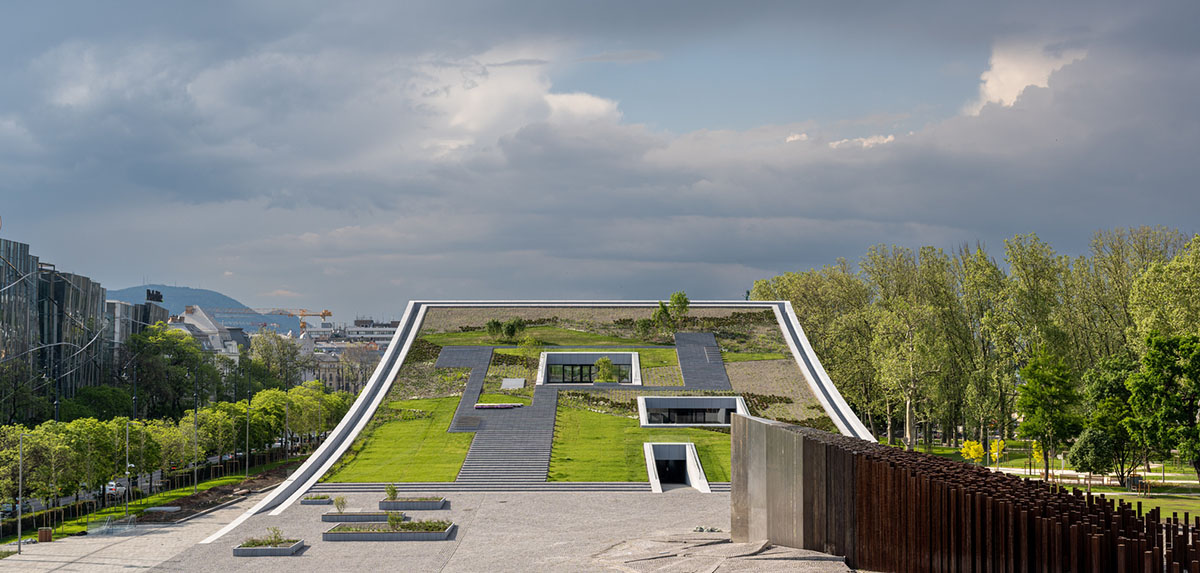 Музей этнографии от NAPUR Architect с изогнутыми объемами и крышей, по которой можно ходить, в Будапеште.