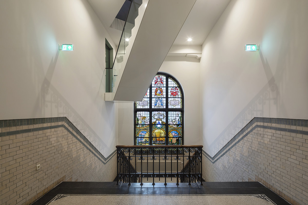 Морис Ментьенс обновляет исторический муниципальный музей с золотым фасадом в самом сердце Верта.