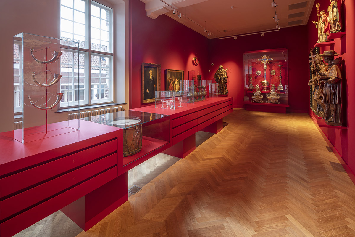 Maurice Mentjens renovates historic municipal museum with gold-skinned exterior in the heart of Weert