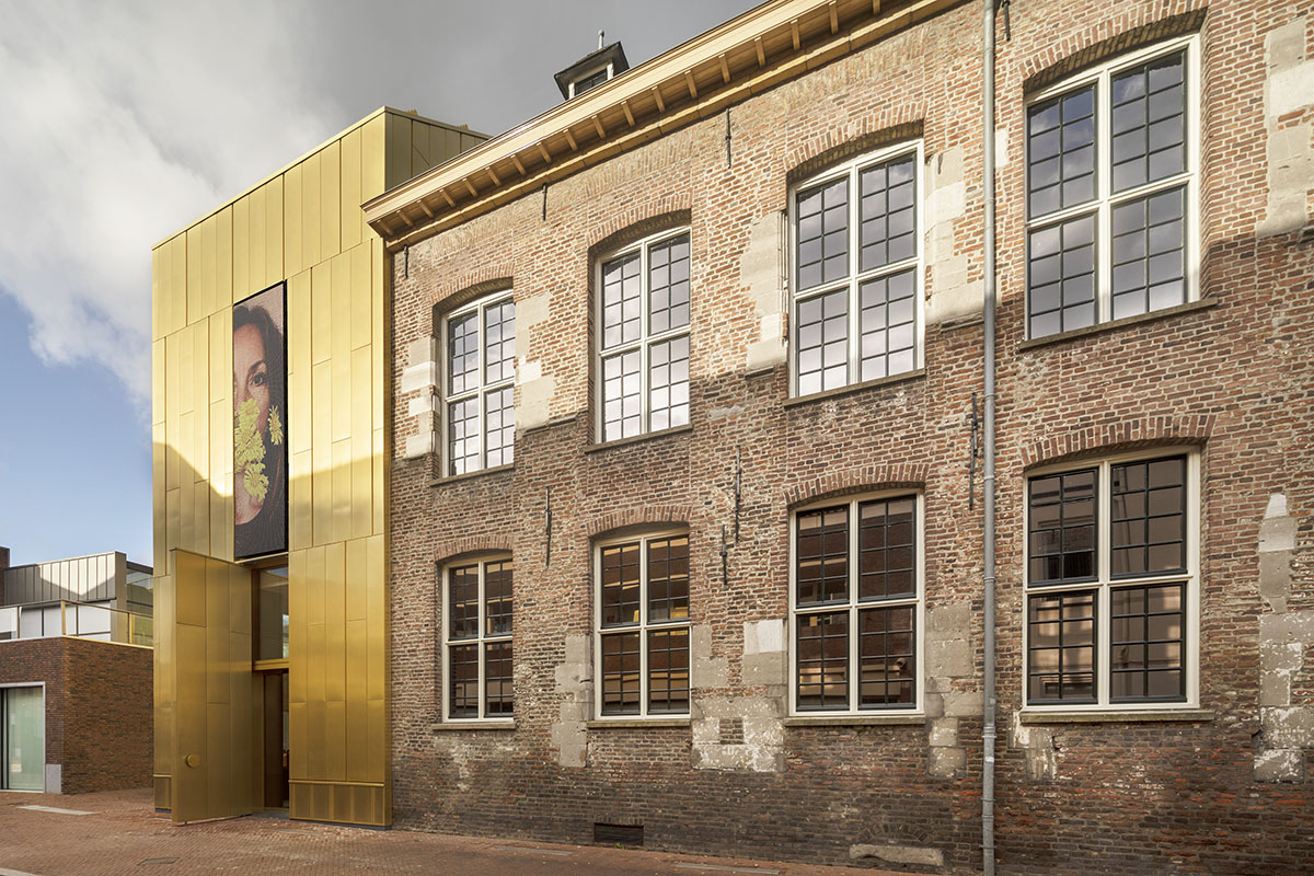 Морис Ментьенс обновляет исторический муниципальный музей с золотым фасадом в самом сердце Верта.