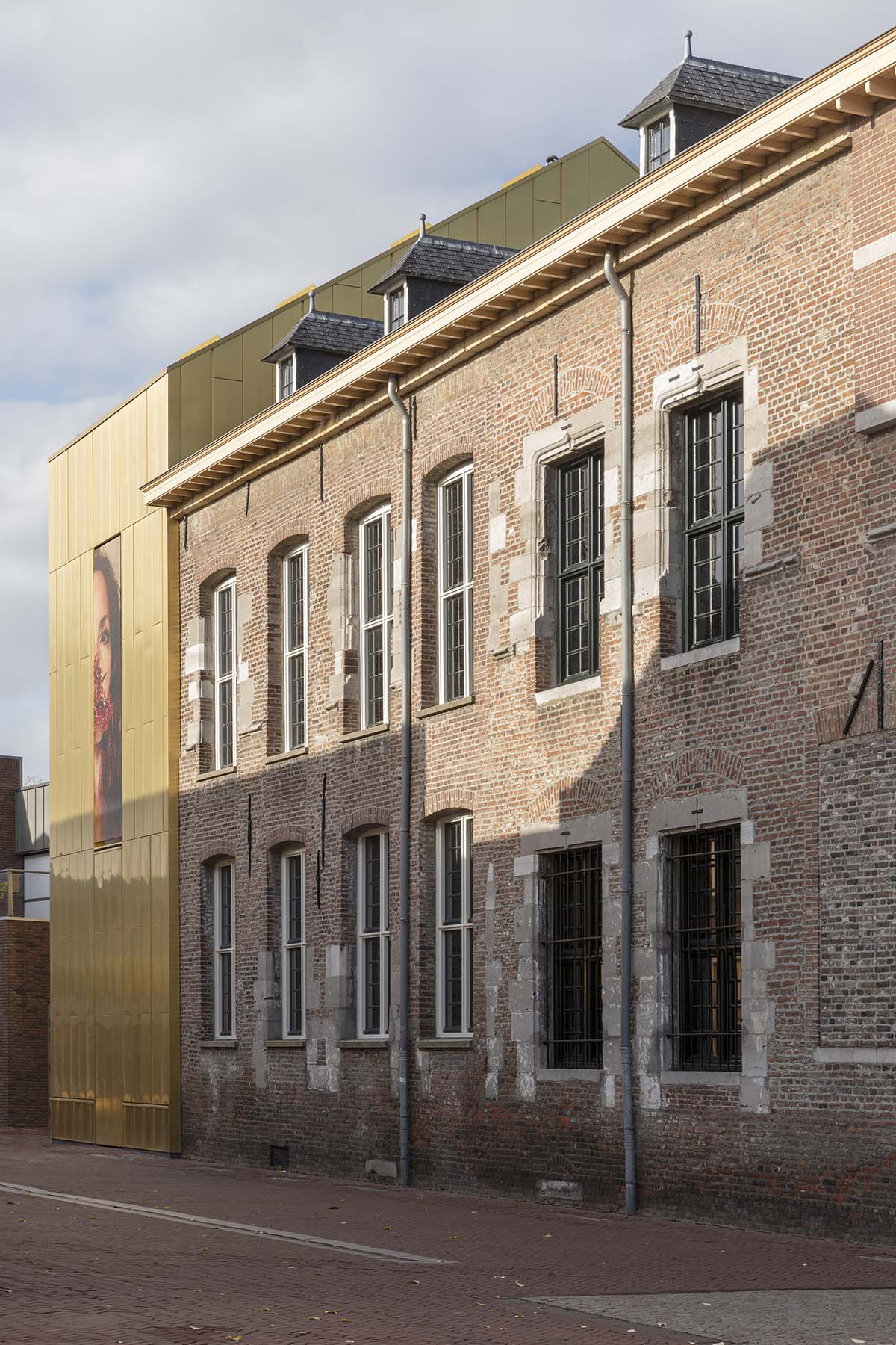 Maurice Mentjens renovates historic municipal museum with gold-skinned exterior in the heart of Weert